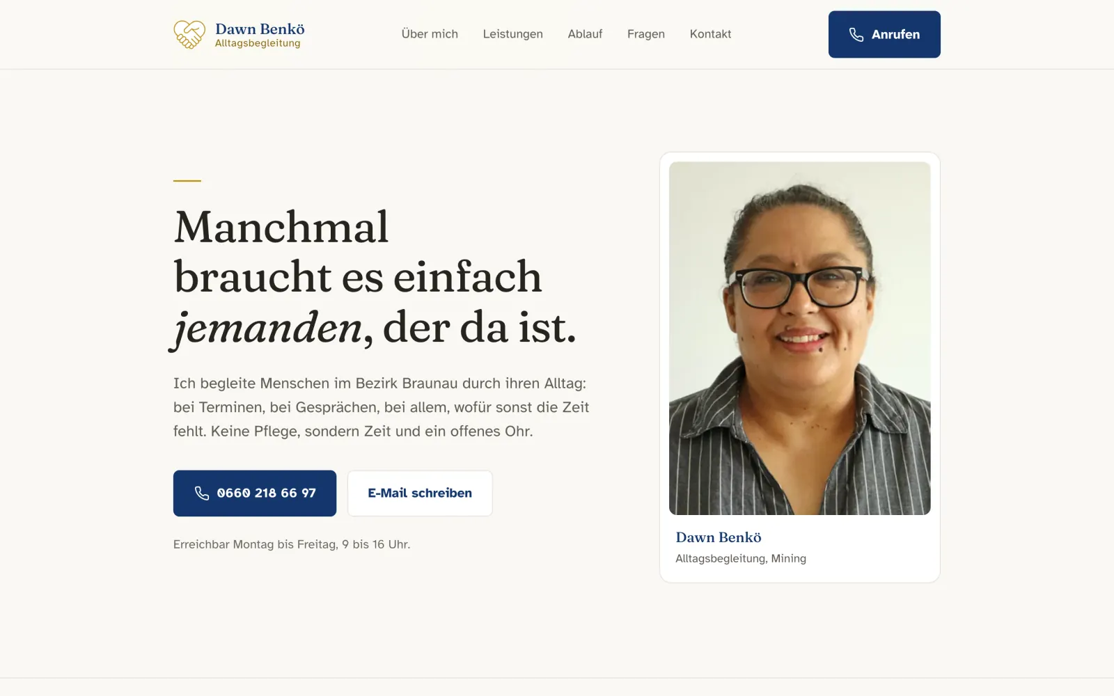 Startseite von benkodawn.at am Rechner: heller Hintergrund, die Überschrift „Manchmal braucht es einfach jemanden, der da ist“, daneben ein Porträt von Dawn Benkö
