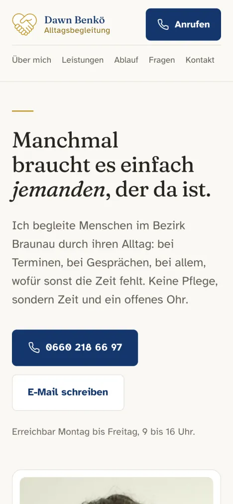 Dieselbe Startseite am Handy, mit dem Knopf „Anrufen“ ganz oben