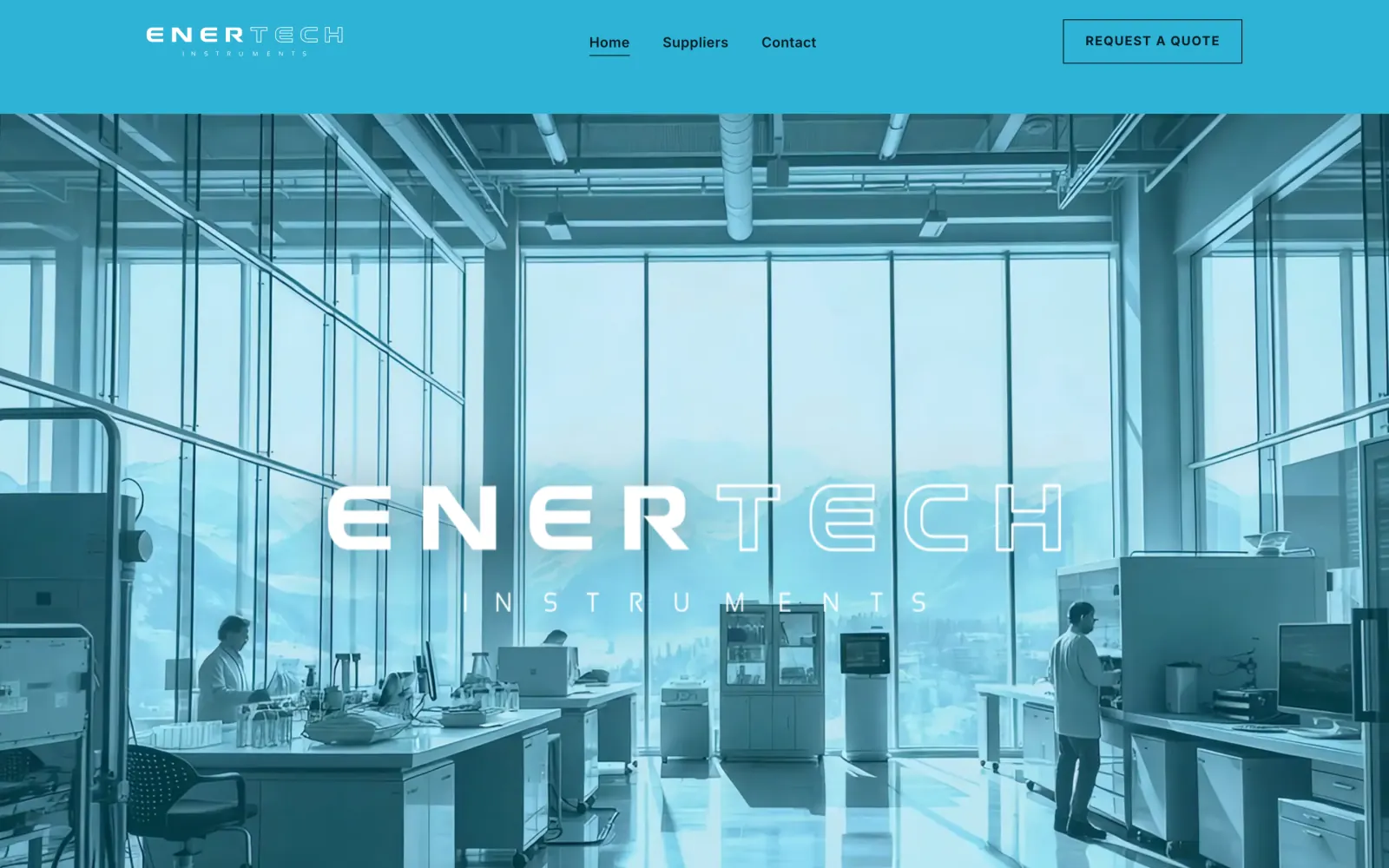 Startseite von enertech-instruments.com am Rechner: der Schriftzug EnerTech Instruments über einem hellen, blau getönten Labor